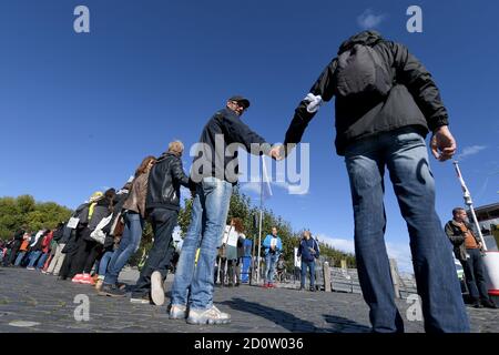 Konstanz, Deutschland. Oktober 2020. Menschen bilden eine sogenannte Friedens-Menschenkette, die durch Deutschland, Österreich, Liechtenstein und die Schweiz rund um den Bodensee führen soll. Quelle: Felix Kästle/dpa/Alamy Live News Stockfoto