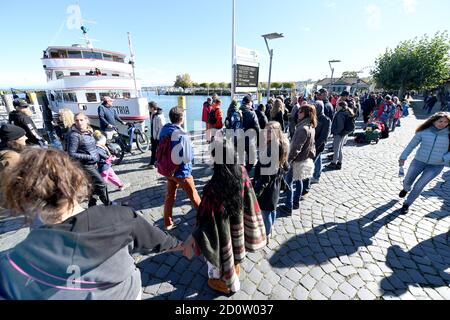 Konstanz, Deutschland. Oktober 2020. Menschen bilden eine sogenannte Friedens-Menschenkette, die durch Deutschland, Österreich, Liechtenstein und die Schweiz rund um den Bodensee führen soll. Quelle: Felix Kästle/dpa/Alamy Live News Stockfoto