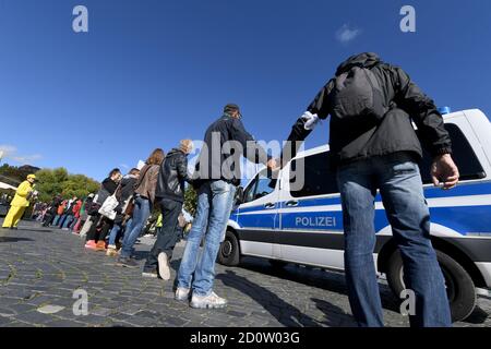 Konstanz, Deutschland. Oktober 2020. Menschen bilden eine sogenannte Friedens-Menschenkette, die durch Deutschland, Österreich, Liechtenstein und die Schweiz rund um den Bodensee führen soll. Quelle: Felix Kästle/dpa/Alamy Live News Stockfoto