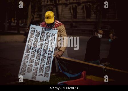 Barcelona, Spanien. Oktober 2020. Ein katalanischer Separatist bewacht sein Plakat während eines Gedenkens an den dritten Jahrestag eines Generalstreiks am 3. Oktober 2017, zwei Tage nach einem illegalen Referendum über die Unabhängigkeit der Region von Spanien. Quelle: Matthias Oesterle/Alamy Live News Stockfoto