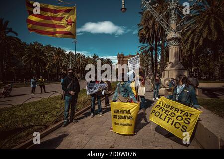 Barcelona, Spanien. Oktober 2020. Katalanische Separatisten versammeln sich mit ihren winkenden Transparenten zum Gedenken an den dritten Jahrestag eines Generalstreiks am 3. Oktober 2017, zwei Tage nach einem illegalen Referendum über die Unabhängigkeit der Region von Spanien. Quelle: Matthias Oesterle/Alamy Live News Stockfoto