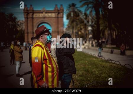 Barcelona, Spanien. Oktober 2020. Katalanische Separatisten hören sich eine Rede an, während sie an den dritten Jahrestag eines Generalstreiks erinnern, der am 3. Oktober 2017 stattfand, zwei Tage nach einem illegalen Referendum über die Unabhängigkeit der Region von Spanien. Quelle: Matthias Oesterle/Alamy Live News Stockfoto