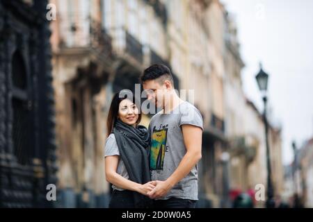 Paar posiert auf den Straßen einer europäischen Stadt im Sommer Wetter. Stockfoto