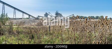 Sandminenfabrik in der Nähe des Waal in Millingen aan de Rijn, Gelderland, Niederlande Stockfoto