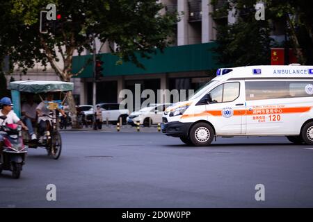 Huzhou, China 2020 September 28: Ambulanz Autoverkehrszeiten Stadtstraße. Autos auf der Straße im Stau auf Fußgänger Stockfoto