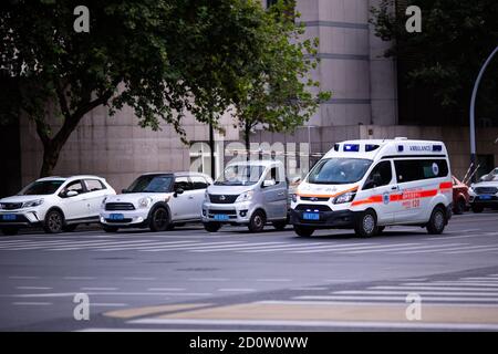 Huzhou, China 2020 September 28: Ambulanz Autoverkehrszeiten Stadtstraße. Autos auf der Straße im Stau auf Fußgänger Stockfoto