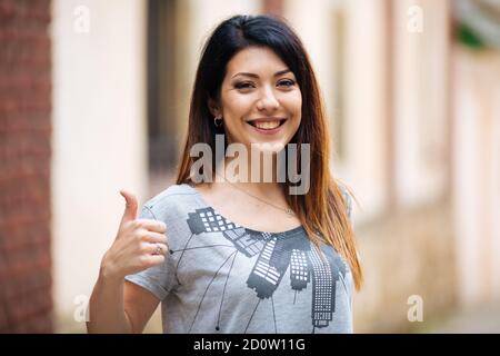 Schönes Mädchen auf der Straße stehen Stockfoto