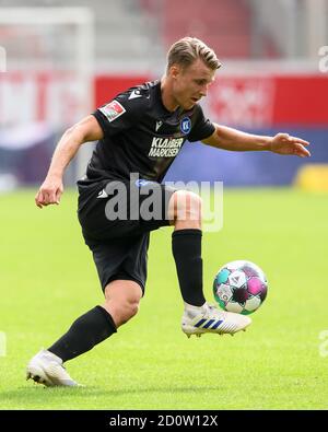 Regensburg, Deutschland. Oktober 2020. Marco Thiede (KSC) Einzelaktion, Ausschnitt. GES/Fußball/2. Bundesliga: SSV Jahn Regensburg - Karlsruher SC - Mannschaft, 03.10.2020 Fußball: 2. Bundesliga: SSV Jahn Regensburg vs Karlsruher SC, Regensburg, 3. Oktober 2020 Quelle: dpa/Alamy Live News Stockfoto