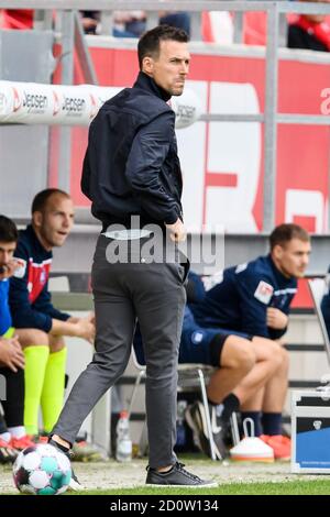 Regensburg, Deutschland. 03. Oktober 2020. Trainer Christian Eichner (KSC). GES/Fußball/2. Bundesliga: SSV Jahn Regensburg - Karlsruher SC - Mannschaft, 03.10.2020 Fußball: 2. Bundesliga: SSV Jahn Regensburg vs Karlsruher SC, Regensburg, 3. Oktober 2020 Quelle: dpa/Alamy Live News Stockfoto