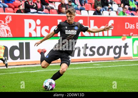 Regensburg, Deutschland. Oktober 2020. Benjamin Goller (KSC) Einzelaktion, ausgeschnitten. GES/Fußball/2. Bundesliga: SSV Jahn Regensburg - Karlsruher SC - Mannschaft, 03.10.2020 Fußball: 2. Bundesliga: SSV Jahn Regensburg vs Karlsruher SC, Regensburg, 3. Oktober 2020 Quelle: dpa/Alamy Live News Stockfoto