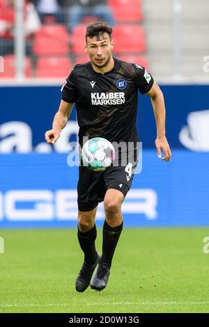 Regensburg, Deutschland. Oktober 2020. Lukas Froede (KSC) Single Action, ausgeschnitten. GES/Fußball/2. Bundesliga: SSV Jahn Regensburg - Karlsruher SC - Mannschaft, 03.10.2020 Fußball: 2. Bundesliga: SSV Jahn Regensburg vs Karlsruher SC, Regensburg, 3. Oktober 2020 Quelle: dpa/Alamy Live News Stockfoto