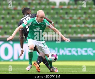 Bremen, Deutschland. Oktober 2020. Fußball: Bundesliga, Werder Bremen - Arminia Bielefeld, 3. Spieltag. Werders Davy Klaassen kämpft gegen Bielefelder Sergio Cordova um den Ball. Kredit: Carmen Jaspersen/dpa - WICHTIGER HINWEIS: Gemäß den Bestimmungen der DFL Deutsche Fußball Liga und des DFB Deutscher Fußball-Bund ist es untersagt, im Stadion und/oder aus dem Spiel aufgenommene Aufnahmen in Form von Sequenzbildern und/oder videoähnlichen Fotoserien zu nutzen oder auszunutzen./dpa/Alamy Live News Stockfoto