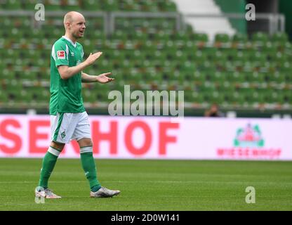 Bremen, Deutschland. Oktober 2020. Fußball: Bundesliga, Werder Bremen - Arminia Bielefeld, 3. Spieltag. Werders Davy Klaassen klatscht vor dem Start des Spiels. Kredit: Carmen Jaspersen/dpa - WICHTIGER HINWEIS: Gemäß den Bestimmungen der DFL Deutsche Fußball Liga und des DFB Deutscher Fußball-Bund ist es untersagt, im Stadion und/oder aus dem Spiel aufgenommene Aufnahmen in Form von Sequenzbildern und/oder videoähnlichen Fotoserien zu nutzen oder auszunutzen./dpa/Alamy Live News Stockfoto