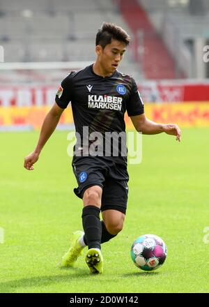 Regensburg, Deutschland. Oktober 2020. Kyong-Rok Choi (KSC) Single Action, ausgeschnitten. GES/Fußball/2. Bundesliga: SSV Jahn Regensburg - Karlsruher SC - Mannschaft, 03.10.2020 Fußball: 2. Bundesliga: SSV Jahn Regensburg vs Karlsruher SC, Regensburg, 3. Oktober 2020 Quelle: dpa/Alamy Live News Stockfoto