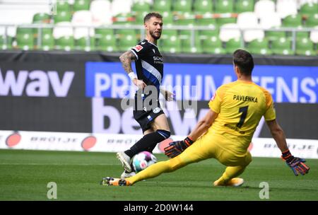 Bremen, Deutschland. Oktober 2020. Fußball: Bundesliga, Werder Bremen - Arminia Bielefeld, 3. Spieltag. Werder Torhüter Jiri Pavlenka versperrt einen Schuss von Bielefelds Marcel Hartel. Kredit: Carmen Jaspersen/dpa - WICHTIGER HINWEIS: Gemäß den Bestimmungen der DFL Deutsche Fußball Liga und des DFB Deutscher Fußball-Bund ist es untersagt, im Stadion und/oder aus dem Spiel aufgenommene Aufnahmen in Form von Sequenzbildern und/oder videoähnlichen Fotoserien zu nutzen oder auszunutzen./dpa/Alamy Live News Stockfoto