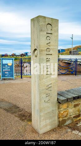 Eine Steinmarkierung in Skinningrove auf dem Cleveland Way Langer Weg Stockfoto