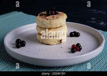 Hüttenkäse Pfannkuchen mit Waldbeeren auf dem Teller Stockfoto