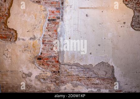 Freiliegender Ziegel, bröckelnder Putz an verfallender Wand, Philadelphia, USA Stockfoto