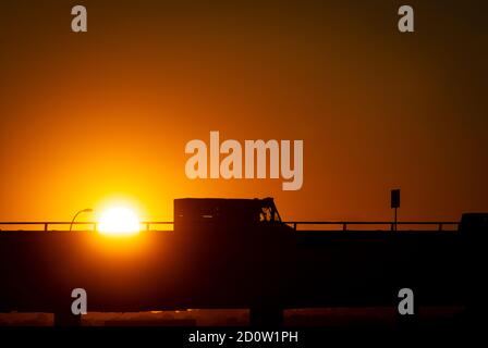 Erhöhter Highway mit Sonne und Sonnenuntergang, Boston, USA Stockfoto