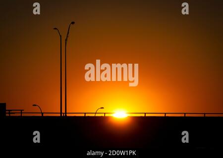 Erhöhter Highway mit Sonne und Sonnenuntergang, Boston, USA Stockfoto