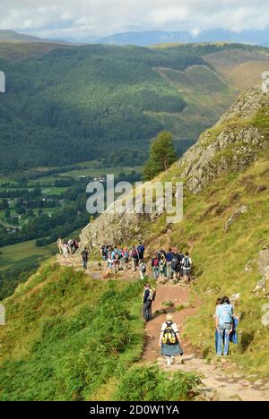 Menschen zu Fuß auf den unteren Hängen des Tourist Path, der zum Gipfel des Ben Nevis führt, Großbritanniens höchsten Berg. Stockfoto