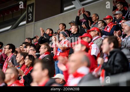 Regensburg, Deutschland. Oktober 2020. Feature, singendes Publikum, Fans. GES/Fußball/2. Bundesliga: SSV Jahn Regensburg - Karlsruher SC - Mannschaft, 03.10.2020 Fußball: 2. Bundesliga: SSV Jahn Regensburg vs Karlsruher SC, Regensburg, 3. Oktober 2020 Quelle: dpa/Alamy Live News Stockfoto