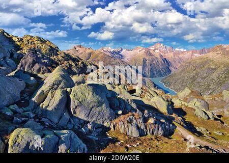 Grimselgebiet bei Nägelisgrätli mit Granitfelsen, Blick über den Grimselsee und das Finsteraarhorn, Kanton Bern, Schweiz, Europa Stockfoto