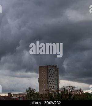 Merton, London, Großbritannien. Oktober 2020. Nach einer Nacht von sintflutartigen Regenfällen in London, verursacht durch Sturm Alex, eine kurze Pause, bevor sich dicke Wolken aufbauten und eine dramatische Kulisse für das Gebäude des London Borough of Merton Civic Center bildeten, mit längeren heftigen Regenfällen am 4. Oktober. Quelle: Malcolm Park/Alamy Live News. Stockfoto