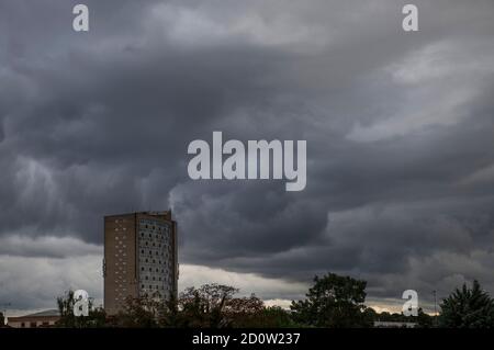 Merton, London, Großbritannien. Oktober 2020. Nach einer Nacht von sintflutartigen Regenfällen in London, verursacht durch Sturm Alex, eine kurze Pause, bevor sich dicke Wolken aufbauten und eine dramatische Kulisse für das Gebäude des London Borough of Merton Civic Center bildeten, mit längeren heftigen Regenfällen am 4. Oktober. Quelle: Malcolm Park/Alamy Live News. Stockfoto