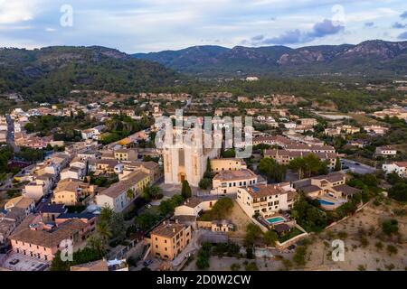 Luftbild, Gemeinde Calvia mit der Kirche Església Sant Joan Baptista, am Rande des Tramuntana-Gebirges, Mallorca, Balearen, S Stockfoto