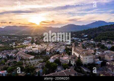 Luftbild, Gemeinde Calvia mit der Kirche Església Sant Joan Baptista, am Rande des Tramuntana-Gebirges, Mallorca, Balearen, S Stockfoto