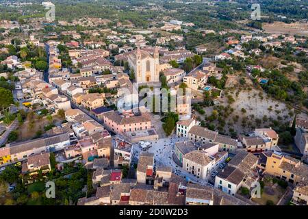 Luftbild, Gemeinde Calvia mit der Kirche Església Sant Joan Baptista, am Rande des Tramuntana-Gebirges, Mallorca, Balearen, S Stockfoto