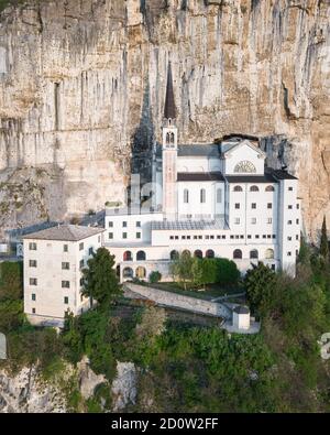 Luftaufnahme, Wallfahrtskirche auf einem steilen Hang, Kapelle der Madonna della Corona, in der Nähe von Spiazzi, Ferrara di Monte Baldo, Provinz Verona, Venetien, Italien, Euro Stockfoto