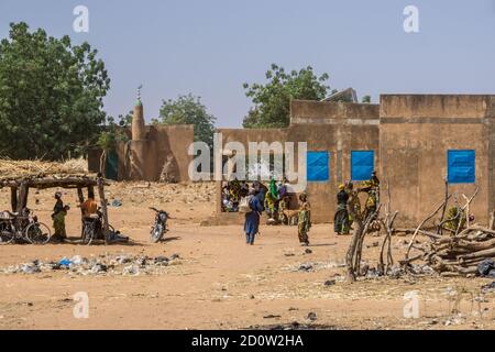 Straßenszene und eine kleine Moschee in Agadez, Niger, Afrika Stockfoto