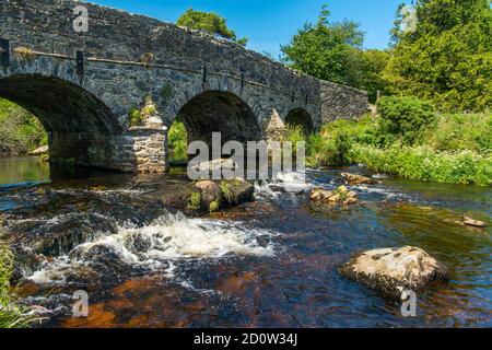 Historische Brücke über den East Dart River, Postbridge, Dartmoor National Park, Devon, England, Großbritannien Stockfoto