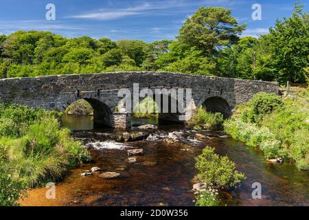 Historische Brücke über den East Dart River, Postbridge, Dartmoor National Park, Devon, England, Großbritannien Stockfoto