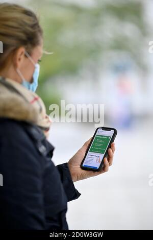 Negatives Testergebnis, Frau mit Gesichtsmaske, zeigt Smartphone mit Corona Warn-APP, Corona-Krise, Stuttgart, Baden-Württemberg, Deutschland, Europa Stockfoto