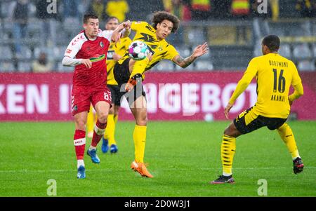 Dortmund, Deutschland. Oktober 2020. Fußball: Bundesliga, Borussia Dortmund - SC Freiburg, 3. Spieltag im Signal Iduna Park. Dortmunds Axel Witsel (r) und Freiburgs Baptiste Santamaria kämpfen um den Ball. Quelle: Guido Kirchner/dpa - WICHTIGER HINWEIS: Gemäß den Bestimmungen der DFL Deutsche Fußball Liga und des DFB Deutscher Fußball-Bund ist es untersagt, im Stadion und/oder aus dem Spiel aufgenommene Aufnahmen in Form von Sequenzbildern und/oder videoähnlichen Fotoserien zu nutzen oder auszunutzen./dpa/Alamy Live News Stockfoto