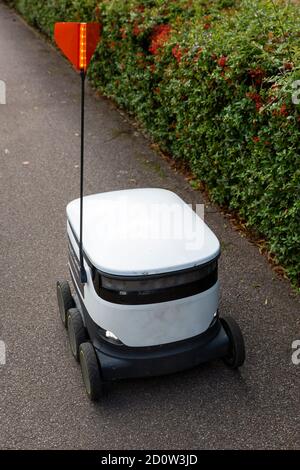 MILTON KEYNES, Großbritannien - 1. SEPTEMBER 2020 : ein automatisierter Lieferroboter auf dem Bürgersteig in den Vororten der britischen Stadt. Stockfoto