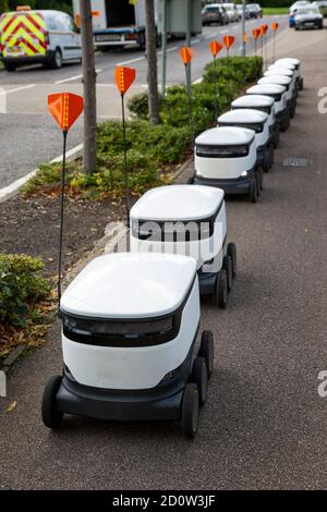 MILTON KEYNES, UK - September 1, 2020 : EINE Linie von automatisierten Lieferung Roboter auf dem Bürgersteig in den Vororten der britischen Stadt. Stockfoto