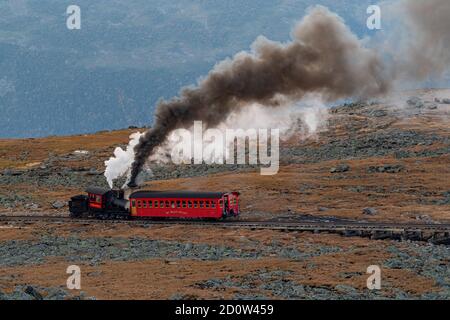 Der alte Dampfzug fährt die Zahnradbahn hinauf zum Gipfel des Mount Washington, New Hampshire, USA. Stockfoto