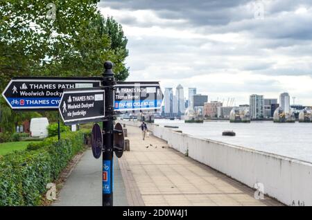 Themse Pfad und Radweg in Woolwich mit Fernblick auf Canary Wharf, London Stockfoto