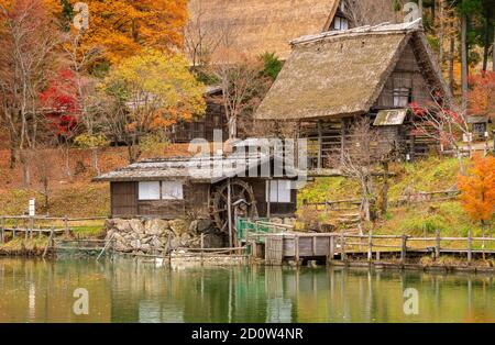 Altes traditionelles Dorf Hida no sato im Herbst. Stockfoto