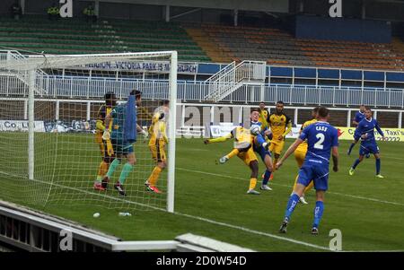 Erste Halbgoalmouth-Action während des Vanarama National League-Spiels zwischen Hartlepool United und Aldershot Town im Victoria Park, Hartlepool am Samstag, 3. Oktober 2020. (Quelle: Christopher Booth © MI News)   MI Newsl Quelle: MI News & Sport /Alamy Live News Stockfoto