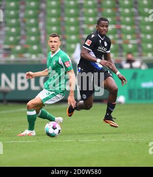 Bremen, Deutschland. Oktober 2020. Fußball: Bundesliga, Werder Bremen - Arminia Bielefeld, 3. Spieltag. Bielefelds Sergio Cordoba (r) kämpft gegen Werders Maximilian Eggestein um den Ball. Kredit: Carmen Jaspersen/dpa - WICHTIGER HINWEIS: Gemäß den Bestimmungen der DFL Deutsche Fußball Liga und des DFB Deutscher Fußball-Bund ist es untersagt, im Stadion und/oder aus dem Spiel aufgenommene Aufnahmen in Form von Sequenzbildern und/oder videoähnlichen Fotoserien zu nutzen oder auszunutzen./dpa/Alamy Live News Stockfoto