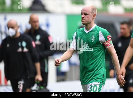 Bremen, Deutschland. Oktober 2020. Fußball: Bundesliga, Werder Bremen - Arminia Bielefeld, 3. Spieltag. Werder Davy Klaassen auf dem Weg zur Halbzeit. Kredit: Carmen Jaspersen/dpa - WICHTIGER HINWEIS: Gemäß den Bestimmungen der DFL Deutsche Fußball Liga und des DFB Deutscher Fußball-Bund ist es untersagt, im Stadion und/oder aus dem Spiel aufgenommene Aufnahmen in Form von Sequenzbildern und/oder videoähnlichen Fotoserien zu nutzen oder auszunutzen./dpa/Alamy Live News Stockfoto