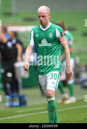 Bremen, Deutschland. Oktober 2020. Fußball: Bundesliga, Werder Bremen - Arminia Bielefeld, 3. Spieltag. Werder Davy Klaassen auf dem Weg zur Halbzeit. Kredit: Carmen Jaspersen/dpa - WICHTIGER HINWEIS: Gemäß den Bestimmungen der DFL Deutsche Fußball Liga und des DFB Deutscher Fußball-Bund ist es untersagt, im Stadion und/oder aus dem Spiel aufgenommene Aufnahmen in Form von Sequenzbildern und/oder videoähnlichen Fotoserien zu nutzen oder auszunutzen./dpa/Alamy Live News Stockfoto