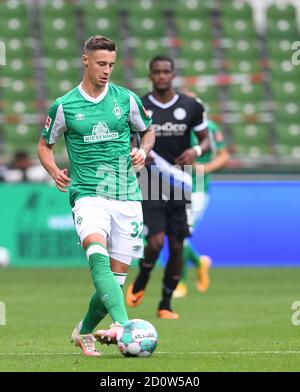 Bremen, Deutschland. Oktober 2020. Fußball: Bundesliga, Werder Bremen - Arminia Bielefeld, 3. Spieltag. Werders Marco Friedl spielt den Ball. Kredit: Carmen Jaspersen/dpa - WICHTIGER HINWEIS: Gemäß den Bestimmungen der DFL Deutsche Fußball Liga und des DFB Deutscher Fußball-Bund ist es untersagt, im Stadion und/oder aus dem Spiel aufgenommene Aufnahmen in Form von Sequenzbildern und/oder videoähnlichen Fotoserien zu nutzen oder auszunutzen./dpa/Alamy Live News Stockfoto