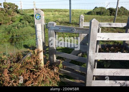 Ein hölzerner Kussentor auf dem Anglesey Coastal Path Wales Stockfoto