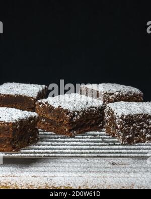 Vertikale Aufnahme von köstlichen Brownies in Puderzucker bedeckt Stockfoto